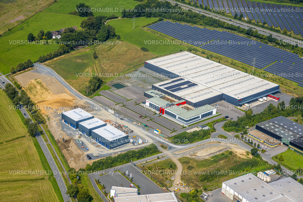 Meschede250807401 | Luftbild, Gewerbegebiet Enste-Süd mit Solarpark Enste an der Autobahn A46, Baustelle mit Neubau Logistikzentrum Briloner Leuchten GmbH, Enste, Meschede, Sauerland, Nordrhein-Westfalen, Deutschland