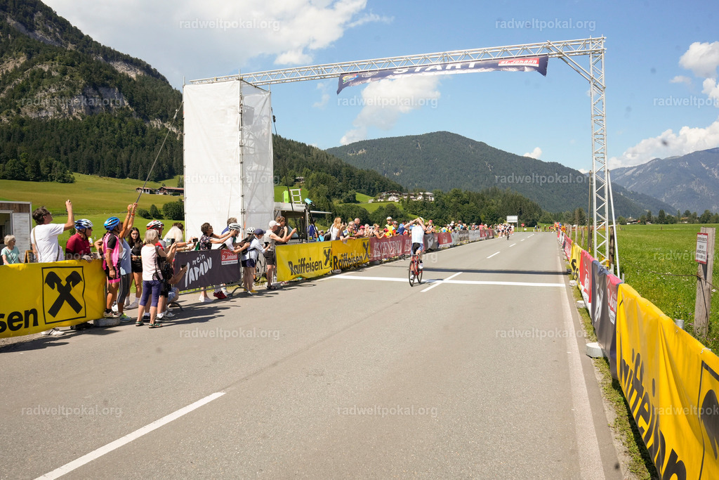 693_20230817_Bewerb_Maenner_Muehlanger | AUT - OESTERREICH, 2023-08-16: SPORT RENNRAD-FAHREN - 55. INTERNATIONALER RADWELTPOKAL IN ST. JOHANN IN TIROL  - Vintage-Radrennen mit WM-Bronze-Medaillen-Siegerin Christina Schweinberger, den Teilnehmer und Alexander Baumann (vom Orginastions-Team) - TAG 2 BEWERB MAENNER IN SECHS GRUPPEN  ; Foto: Roland Muehlanger