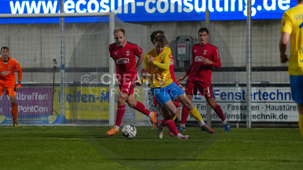 Fußball, Herren, Saison 2025/2026, Regionalliga Nordost, 17. Spieltag, FSV 63 Luckenwalde vs. ZFC Meuselwitz, Freitag 28.11.2025, Werner-Seelenbinder-Stadion Luckenwalde, | Fußball, Herren, Saison 2025/2026, Regionalliga Nordost, 17. Spieltag, FSV 63 Luckenwalde vs. ZFC Meuselwitz, Freitag 28.11.2025, Werner-Seelenbinder-Stadion Luckenwalde, Im Bild: Fritz Schröder (gelb, Luckenwalde) wird im Strafraum gefoult. - Realisiert mit Pictrs.com
