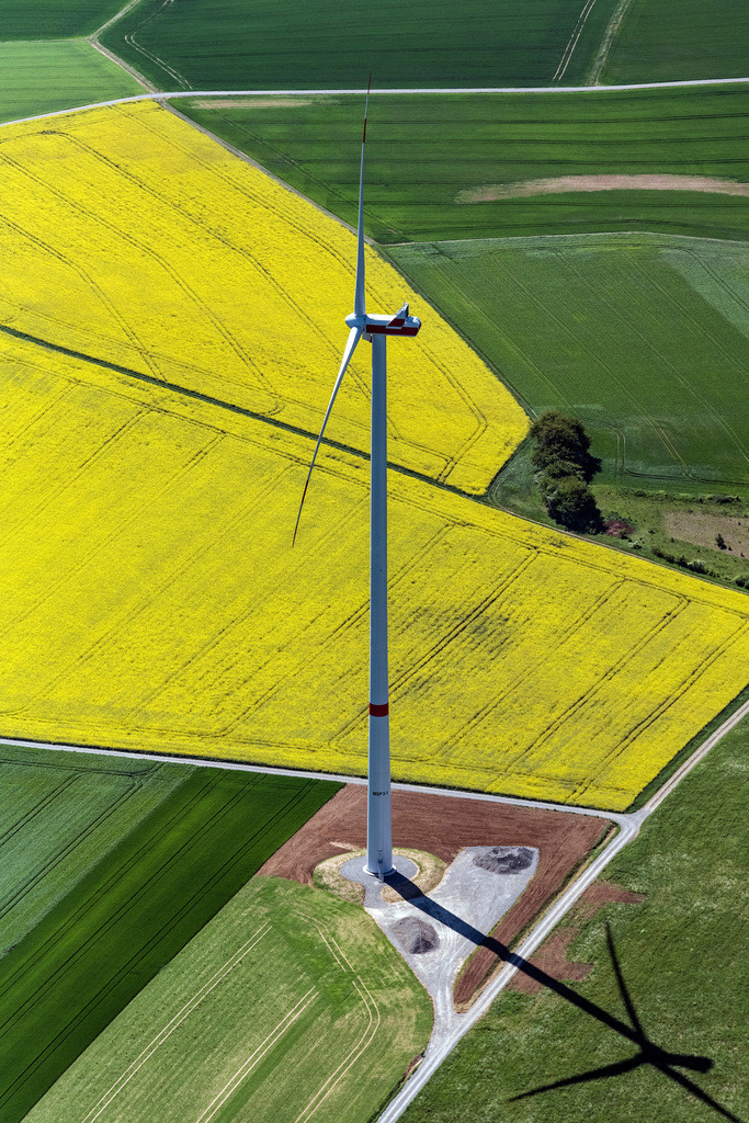 dr__dsc9311.jpg | ARNSTEIN 08.05.2018 Windenergieanlagen ( WEA ) - Windrad- auf einem Feld in Arnstein im Bundesland Bayern, Deutschland. // Wind turbine windmills on a field in Arnstein in the state Bavaria, Germany. Foto: Daniel Reiter