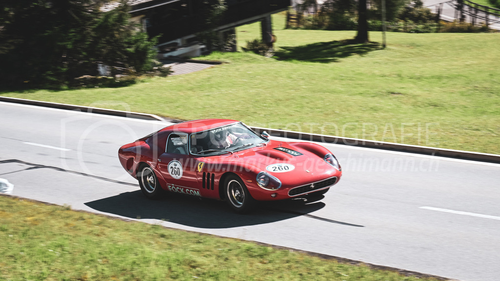 19. Arosa ClassicCar 2023 - 2. September 2023 | 19. Arosa ClassicCar 2023
Arosa, Schweiz
Becvarik Roman aus Winterthur mit der Startnummer 260 in einem Ferrari 250 GT/DROGO, Jahrgang 1960, in der Klasse Classic Trophy.
@arosaclassiccar, @arosa.official, #arosaclassiccar, #arosa, #76curves, #classiccar
Bild: Sportfotografie Markus Aeschimann | www.markus-aeschimann.ch - Realisiert mit Pictrs.com