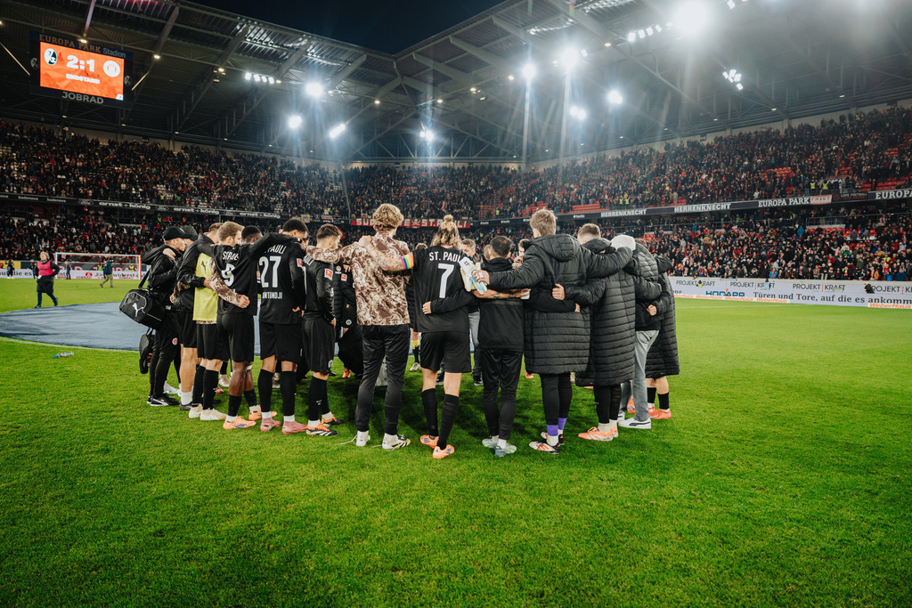 FCP00484 | Der offizielle Shop für FC St. Pauli Fotos. Wähle aus Spielszenen & Fanmomenten dein FCSP Wunschformat. Wir liefern Millerntor-Atmosphäre.