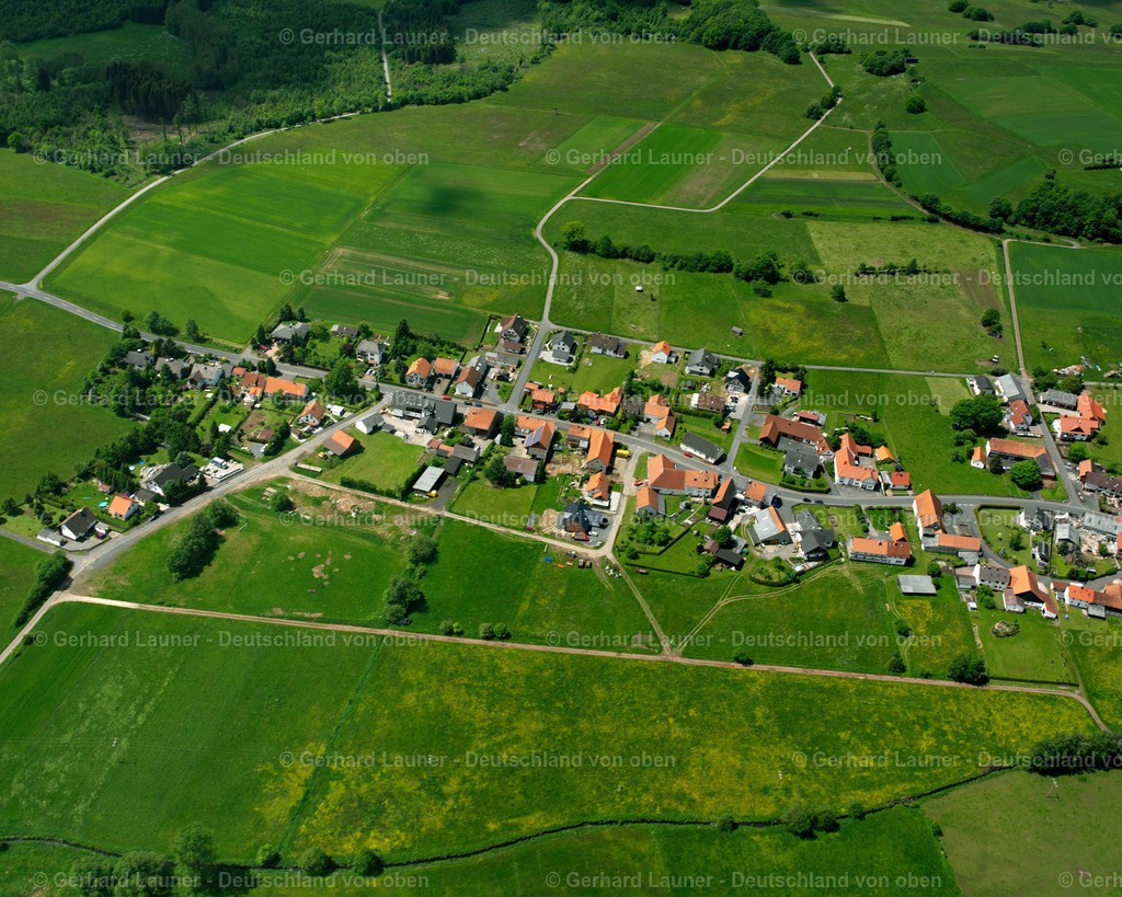 2615336 | SALZ 09.06.2006 Landwirtschaftliche Nutzflächen und Feldgrenzen  umsäumen das Siedlungsgebiet des Dorfes in Salz im Bundesland Hessen, Deutschland // Agricultural land and field boundaries surround the settlement area of the village  in Salz in the state Hesse, Germany Foto: Gerhard Launer