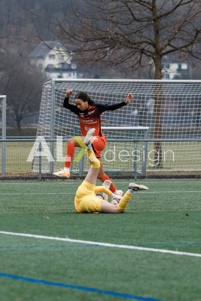 Fußball I Frauen I Saison 2025-2026 I Freundschaftsspiel I FC Aarau Frauen - SC Freiburg U20 I 24.01.2026 | 1 Lea Linsler (SC Freiburg U20) – Tor  //  17 Joy Steck (FC Aarau) – Angriff - Realisiert mit Pictrs.com