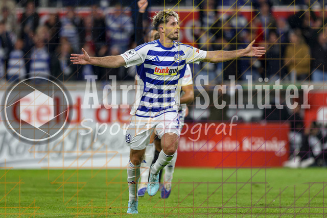 MSV Duisburg vs FC Hansa Rostock - 3. Liga | Duisburg, Deutschland, 03.10.25:   Tobias Fleckstein (MSV Duisburg) Torjubel, jubelt nach seinem Treffer zum 2:1 waehrend des Spiels der 3. Liga MSV Duisburg vs FC Hansa Rostock in der schauinsland-reisen-arena(Foto von Brauer-Fotoagentur / Adrian Schlueter)