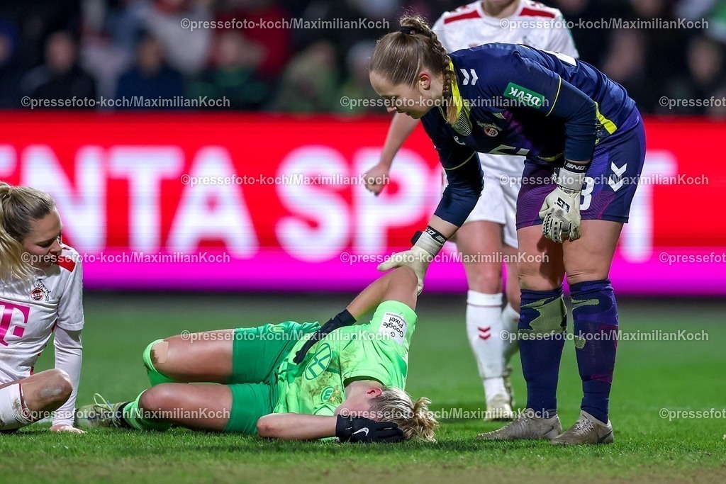 Koe07022501054 | 07.02.2025, Frauen Fußball, 1. FC Köln - VfL Wolfsburg, 1. Fußball Bundesliga, Franz-Kremer-Stadion, Saison 2024 2025: Alexandra Popp (VfL Wolfsburg #11) liegt mit Schmerzen auf dem Boden neben Torwart Aurora Mikalsen (1. FC Köln #23)DFB regulations prohibit any use of photographs as image sequences and or quasi-video.