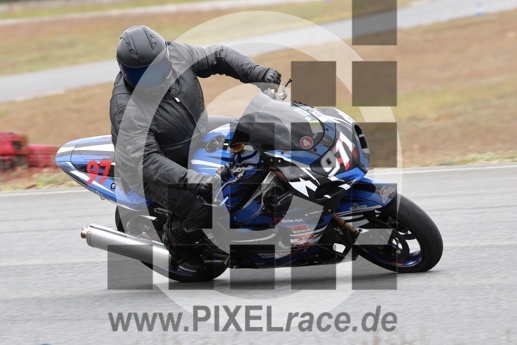 0971-20240511_00910 | Schöne Erinnerungen an spannende Momente - das festzuhalten ist unser Job. PIXELrace.de ist seit 2003 auf den Rennstrecken Europas unterwegs um die Action draußen beim Fahren und die wunderbare Stimmung imm Fahrerlager für euch einzufangen.