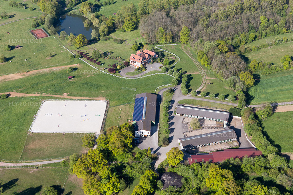 Vue aérienne: Am Froeschenberg, Haras Lerchenberg à Gundershoffen dans le département Bas Rhin, France. Photo: IMG_099391.jpg prise le 30/04/2017 par Werner Riehm/FLY-FOTO.eu – Résolution de l'original: 5472 x 3648 px
