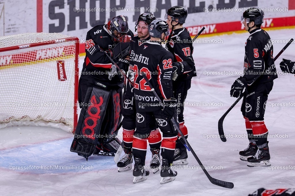 KEC28012501081 | 28.01.2025, Eishockey, DEL, Kölner Haie - EHC Red Bull München, Spieltag 41, Lanxess-Arena Köln: Tiefe Enttäuschung bei der Mannschaft der Kölner Haie nach der 2:3 Niederlage. Julius Hudacek (Kölner Haie #35) steht enttäuscht mit der Mannschaft auf dem Eis.