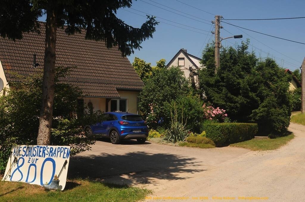 Geißmannsdorf-2026-Ortsbilder-495 | Geißmannsdorf bei Bischofswerda im Sommer 2026. Ein fotografischer Streifzug durch das Dorf Geißmannsdorf, mit Gebäuden, Straßen, Strohpuppen und geschmückten Vorgärten und Grundstücken anlässlich der 800-Jahr-Feier von Geißmannsdorf im Juni 2026 - Realisiert mit Pictrs.com