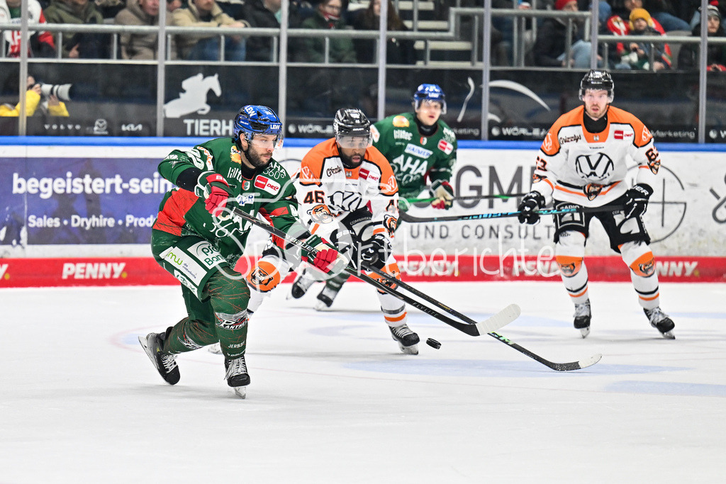 Augsburger Panther - Grizzlys Wolfsburg | AUGSBURG, GERMANY - 15. MARCH: im Duel Joseph CRAMAROSSA (Augsburger Panther 92) und Gemel SMITH (Grizzlys Wolfsburg 46) während dem Match zwischen den Augsburger Panthern und den Grizzlys Wolfsburg am 52. Spieltag der Penny DEL im Curt Frenzel Stadion