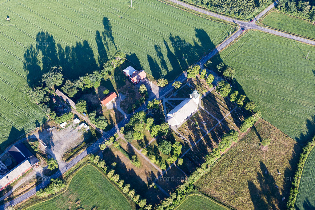 Aerial view: View of the town in Skatelöv in the state Kronoberg, Sweden. – Photo: IMG_108100.jpg taken on 06/28/2018 by Werner Riehm/FLY-FOTO.com – Resolution of the original: 5472 x 3648 px