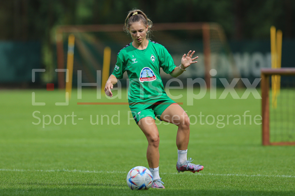 Fussball, Google Pixel Frauen-Bundesliga, Training SV Werder Bremen | v.li.: Michelle Weiß (SV Werder Bremen, 8) Freisteller, Einzelbild, Ganzkörper, Aktion, Action, Spielszene