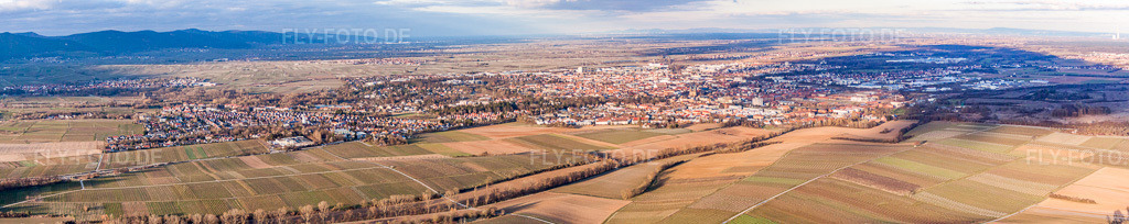 Luftbild: Panorama Perspektive Stadtgebiet mit Außenbezirken und Innenstadtbereich in Landau in der Pfalz im Bundesland Rheinland-Pfalz in Deutschland. Foto: IMG_62212-Bearbeitet.jpg vom 23.02.2014 durch Werner Riehm/FLY-FOTO.deAuflösung des Originals: 13895 x 2766 px