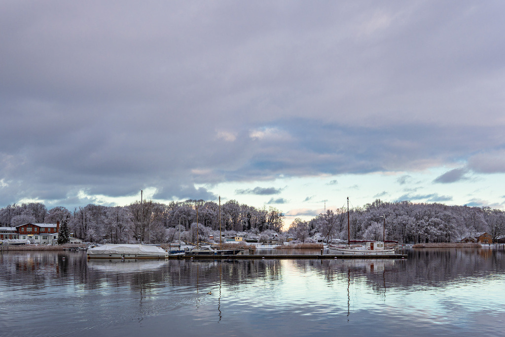 Blick vom Stadthafen über die Warnow auf Gehlsdorf in der Hansestadt Rostock im Winter | Blick vom Stadthafen über die Warnow auf Gehlsdorf in der Hansestadt Rostock im Winter.