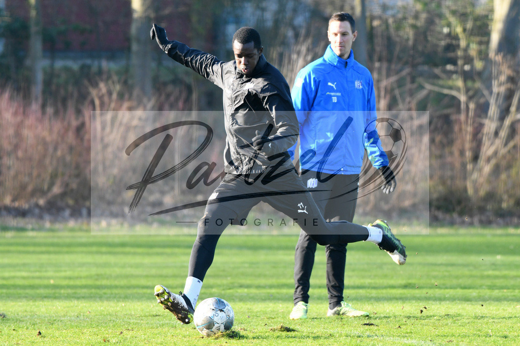 20200207_TRAOSN_0082 | Fußball, Herren: Assan Ceesay (VfL Osnabrueck) in Aktion, am Ball, Einzelaktion waehrend der Trainingseinheit des VfL Osnabrueck im Sportpark Illoshoehe am 07.02.2020 in Osnabrueck, Deutschland. - Realisiert mit Pictrs.com