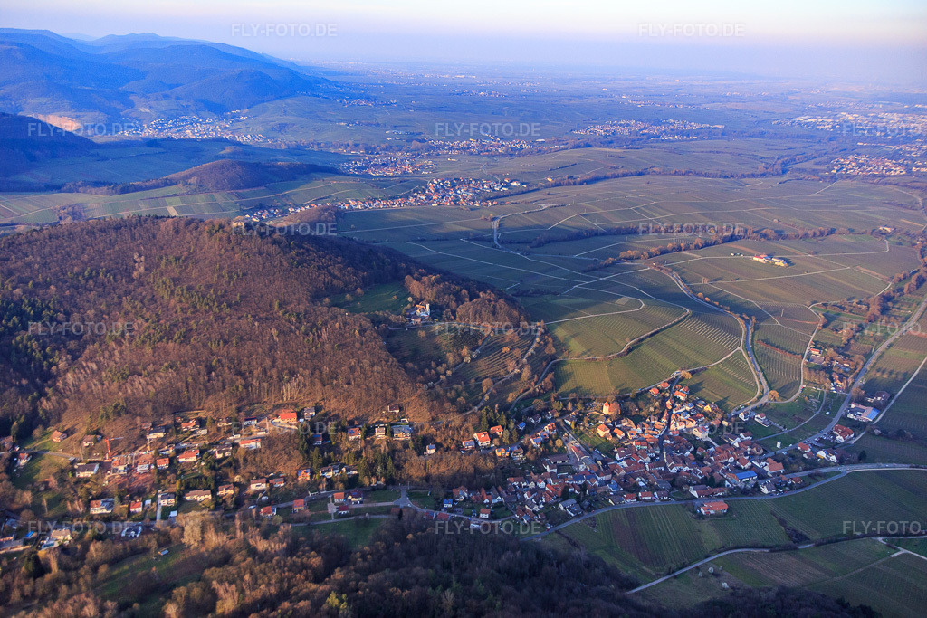 Luftbild: Trifelsstr im Birnbachtal von Südwesten im Abendlicht in Leinsweiler im Bundesland Rheinland-Pfalz in Deutschland. Foto: IMG_086825.jpg vom 26.03.2016 durch Werner Riehm/FLY-FOTO.de