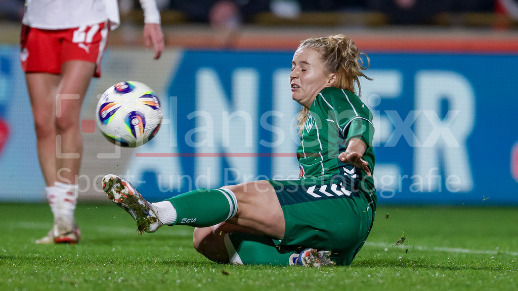 Fussball, Google Pixel Frauen-Bundesliga, SV Werder Bremen - RB Leipzig | Ricarda Walkling (SV Werder Bremen, 13) am Ball, Einzelbild, Ganzkörper, Aktion, Action, Spielszene, DIE DFB-RICHTLINIEN UNTERSAGEN JEGLICHE NUTZUNG VON FOTOS ALS SEQUENZBILDER UND/ODER VIDEOÄHNLICHE FOTOSTRECKEN. DFB REGULATIONS PROHIBIT ANY USE OF PHOTOGRAPHS AS IMAGE SEQUENCES AND/OR QUASI-VIDEO.