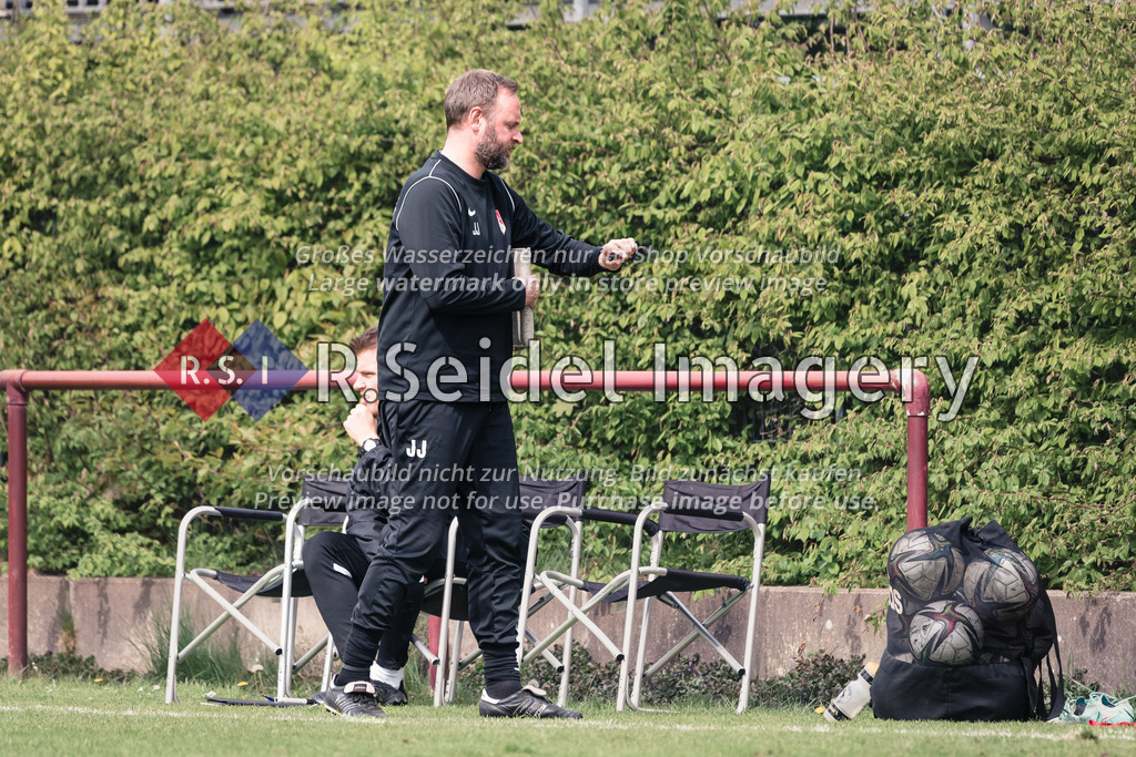 RS-1-046782 | Jens Jansen (Havelse, Co-Trainer) blickt bei knappem Rückstand in der Nachspielzeit auf die Uhr.