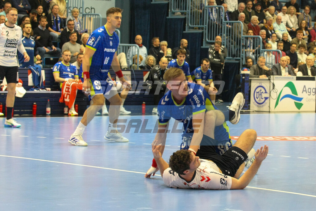 VfL Gummersbach Saison 25/26 - © Sportfoto-Sale (MK) | Ellidi Snaer Vidarsson ÜBER Niclas Kirkeløkke - VfL Gummersbach Saison 25/26 - © Sportfoto-Sale (MK) - Realisiert mit Pictrs.com