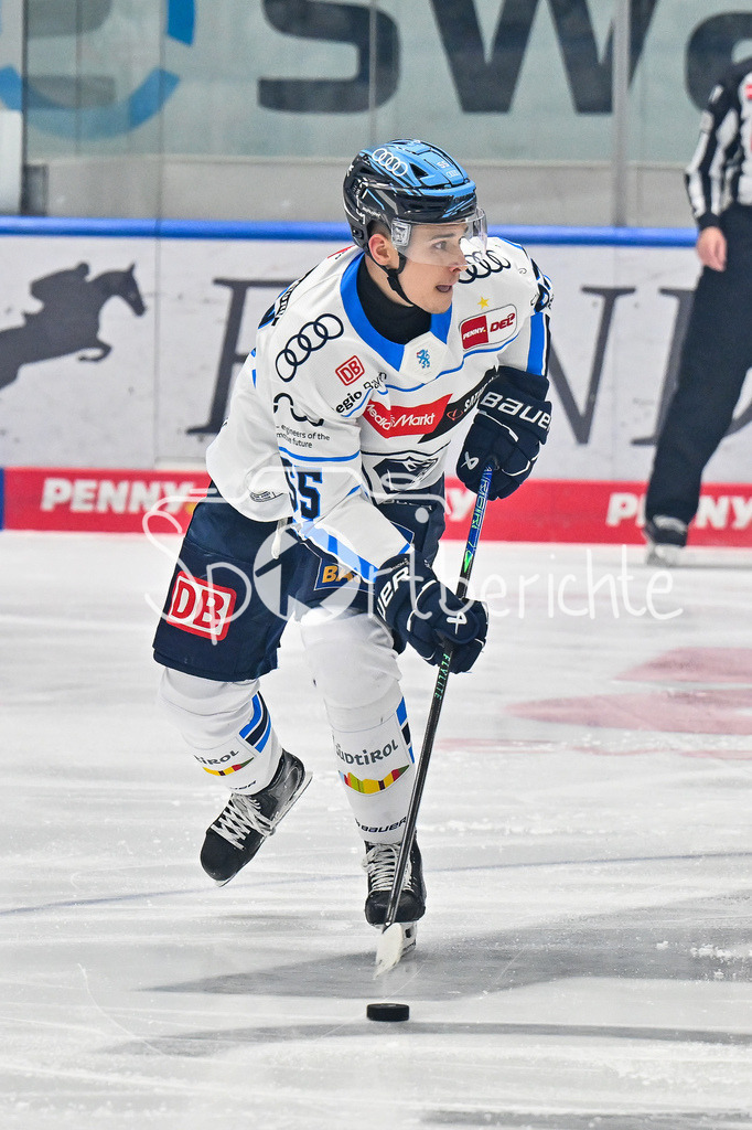 Augsburger Panther - ERC Ingolstadt | am Puck Edwin TROPMANN (ERC Ingolstadt 55) / Einzelfoto / Freisteller beim match zwischen den Augsburger Panthern und dem ERC Ingolstadt am 13. Spieltag der Penny DEL im Curt Frenzel Stadion am 23.10.2025