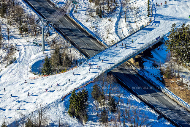 Winterberg230205682 | Luftbild, Skifahrer über eine Skibrücke Am Waltenberg B236 und B480, Schneewittchen Trail, Winterberg, Sauerland, Nordrhein-Westfalen, Deutschland