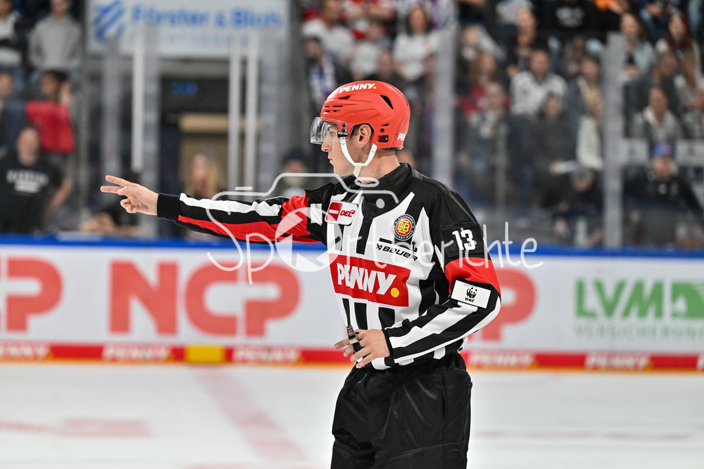 Nürnberg Ice Tigers - Augsburger Panther | im Bild Schiedsrichter Nikolas NEUTZER in Aktion / Freisteller / Einzelfoto