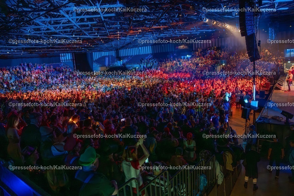 KKU25012501077 | 25.01.2025, xkkux, Düsseldorf, Karnevalsveranstaltung - Die Lachende in der Mitsubishi Electric HALLE. Übersichtsbild Innenansicht Tausende Jecken feiern zusammen zur Karnevalsmusik