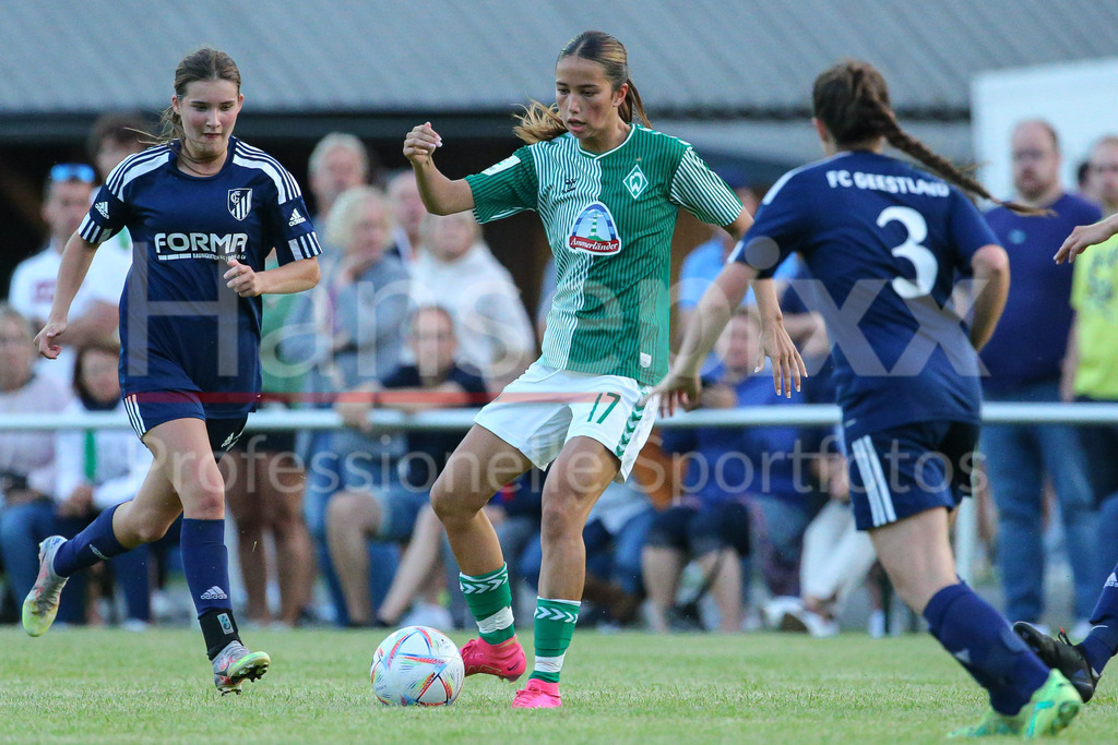 Fussball, Testspiel Frauen, FC Geestland - SV Werder Bremen | v.li.: Amira Dahl (SV Werder Bremen, 17) am Ball, Einzelbild, Ganzkörper, Aktion, Action, Spielszene