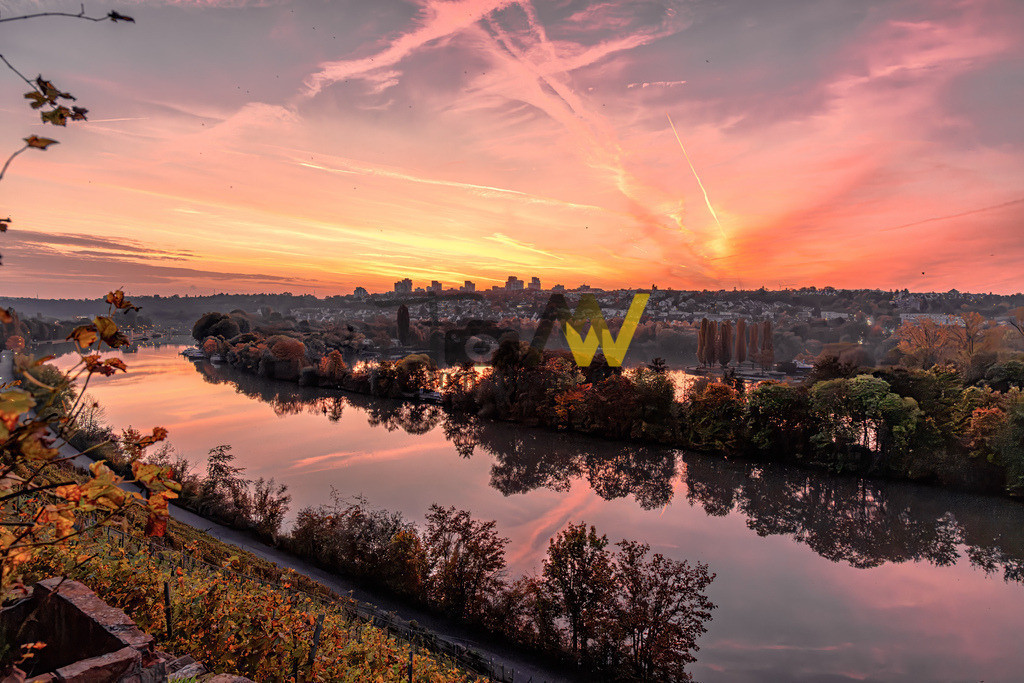 Fantastischer Sonnenaufgang über dem Neckartal---Stuttgart | Herbstlicher Sonnenaufgang über den Weinbergen des Neckartals bei Stuttgart Mühlhausen. - Realisiert mit Pictrs.com