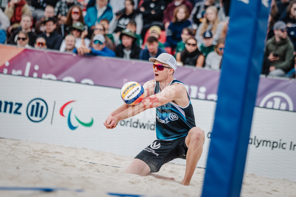 Beachvolleyball | Männer | German Beach Tour 2024 | Tourstop Bremen | 09.06.2024 | Philipp Huster nimmt den Ball an