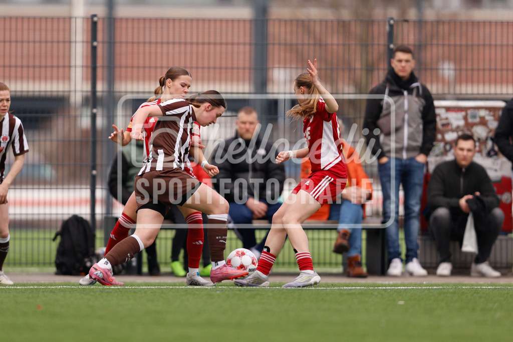Fußball I Frauen I Saison 2025-2026 I Regionalliga Nord I 15. Spieltag I St. Pauli - SpVg Aurich-31 | Janice Sophie Hauschild (13, FC St. Pauli) im Zweikampf mit Sophie Musal (22, SpVg Aurich) und Lara Frisch (19, SpVg Aurich). - Realisiert mit Pictrs.com