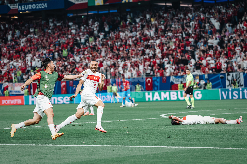 Fußball | Herren | UEFA-Fußball-Europameisterschaft 2024 | Gruppe F | Tschechien vs. Türkei | 26.06.2024 | Cenk Tosun (#9, Türkei) schießt das 2:1 Tor und jubelt, von der Seite kommt İrfan Kahveci (#17, Türkei)
