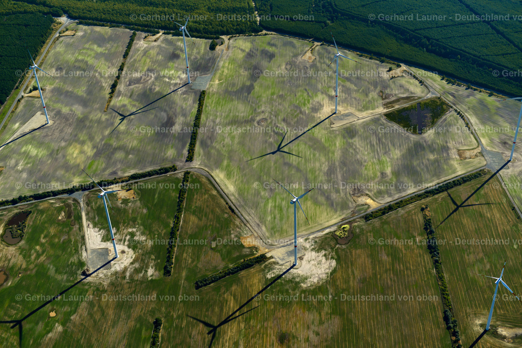 3636896 | SCHIPKAU 25.08.2016 Windenergieanlagen ( WEA ) - Windräder - auf einem Feld bei Schipkau im Bundesland Brandenburg, Deutschland. Weiterführende Informationen bei: Vestas Wind Systems A/S. // Wind turbines (WEA) - wind turbines - on a field near Schipkau in the state Brandenburg, Germany. Further information at: Vestas Wind Systems A/S. Foto: Gerhard Launer
