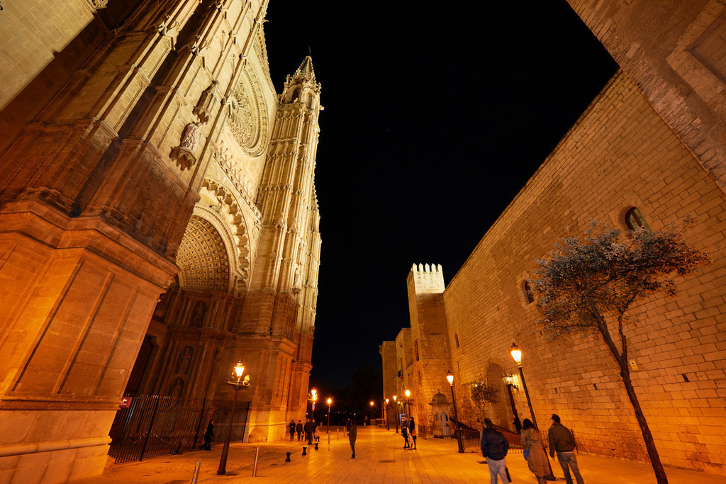 Kathedrale La Seu | Palma de Mallorca, Spanien - December 28, 2013: Vorplatz und Kathedrale La Seu im Abendlicht. - Realisiert mit Pictrs.com