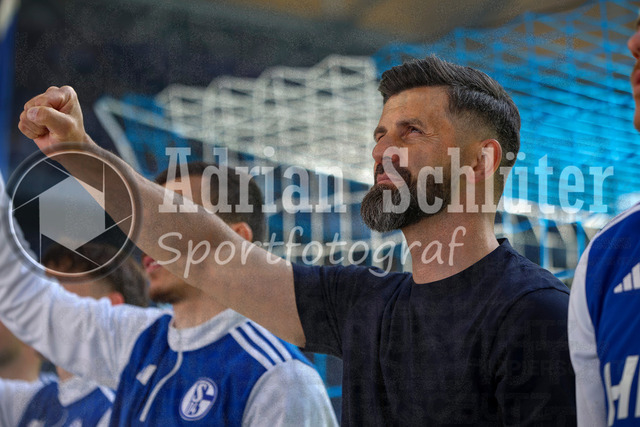 19.04.2026, GER, Fussball, Herren, 2. BL, Saison 2025/2026, FC Schalke 04 - Preußen Münster | Trainer Miron Muslic (S04) Schlussjubel, jubelt nach dem Sieg 