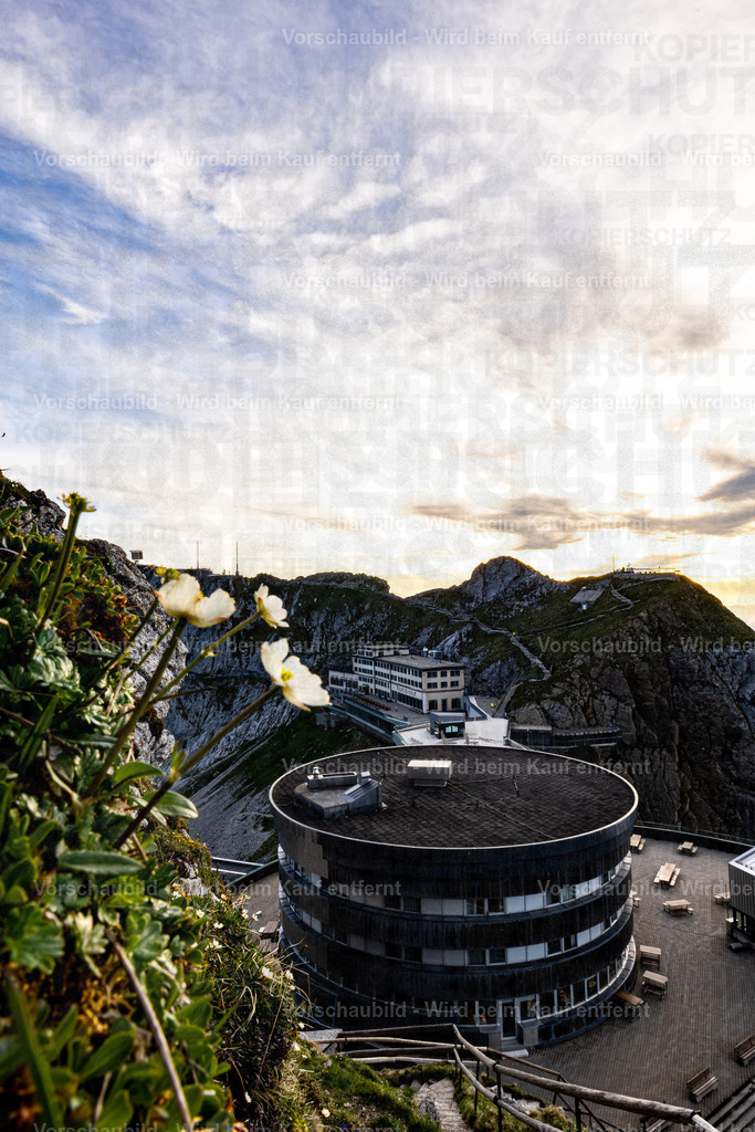 Sonnenuntergang auf dem Pilatus | Sonnenuntergang auf dem Pilatus mit warmem Abendlicht, leuchtenden Wolken und Blick über die Zentralschweiz. Eine ruhige Bergserie zwischen Fels, Himmel und letzter Tagesfarbe. - Realisiert mit Pictrs.com