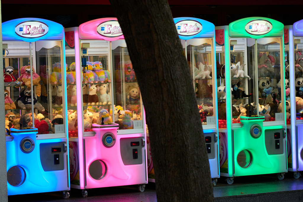 Verschiedene Automaten mit Stofftiere und Greifarm | Wien, Austria - October 23, 2019: Verschiedene Automaten mit Stofftiere und Greifarm. - Realisiert mit Pictrs.com