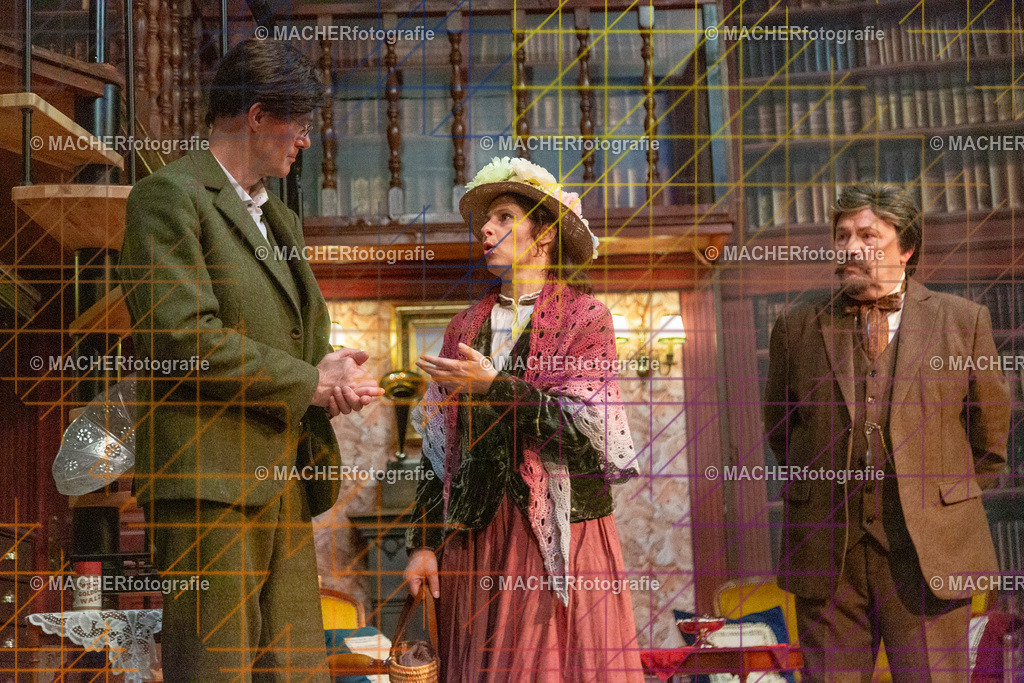 114_MFL-2025 | Portraitbilder von Regisseur; Darsteller; Techniker; Maske; Kostüme; Chor; Musiker; Bilderserie der Generalprobe und der Premierenvorstellung, Szenenbilder; Ausdrucksstudien; Bühnenüberblick; Bühnenkulissen; Pressefotos inkl. Redaktionsfoto Darstellergruppe.