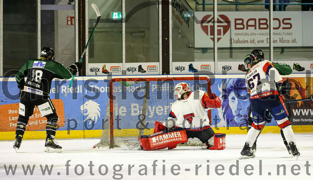 2023-01-13_067_TSV_Erding_gegen_VfE_Ulm-Neu-Ulm | Erding, Deutschland, 13.01.2023:
Eishockey, Bayernliga 2022 / 2023, 27. Spieltag, TSV Erding gegen VfE Ulm/Neu-Ulm, Endergebnis: 

Daniel Krzizok (Erding Gladiators, #18), Torwart David Heckenberger (VfE Ulm/Neu-Ulm e. V., #3), Simon Klinger (VfE Ulm/Neu-Ulm e. V., #67)

Foto: Christian Riedel / fotografie-riedel.net