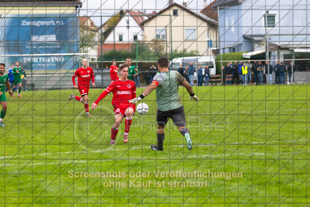 20261011_162237_0392_(c)_by_PhotoPeet | Marvin Herbinger (1.FC Donzdorf #28) und Torspieler Thomas Grupp (KSG Eislingen #01)KSG Eislingen (grün) vs. 1.FC Donzdorf (rot), Fußball, Bezirksliga - Bezirk Neckar/Fils, 07. Spieltag, Saison 2026/2027, Rasensportplatz, Albstraße 69, 73054 Eislingen, 11.10.2026 - 15:00 Uhr,Foto: PhotoPeet / Sport- &amp; Eventfotografie / Peter Harich