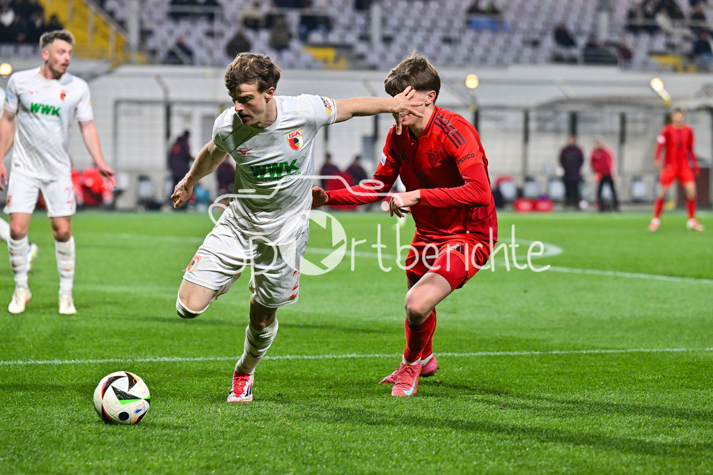 FC Bayern Amateure - FC Augsburg II | im Duell Julian BELL (FC Augsburg II 2) und Guido DELLA ROVERE (FC Bayern München II #10) / Zweikampf / Regionalliga Bayern: FC Bayern Muenchen II - FC Augsburg II, Gruenwalder Stadion am 14.03.2025