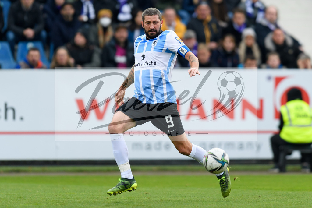 OSNTSV20211106_042 | Fussball, Herren: Sascha Moelders (TSV 1860 Muenchen) in Aktion, am Ball, Einzelaktion bei dem Spiel der 3. Liga zwischen VfL Osnabrueck und TSV 1860 Muenchen im Stadion an der Bremer Bruecke am 06.11.2021 in Osnanbrueck, Deutschland.DFB / DFL REGULATIONS PROHIBIT ANY USE OF PHOTOGRAPHS AS IMAGE SEQUENCES AND/OR QUASI-VIDEO. - Realisiert mit Pictrs.com