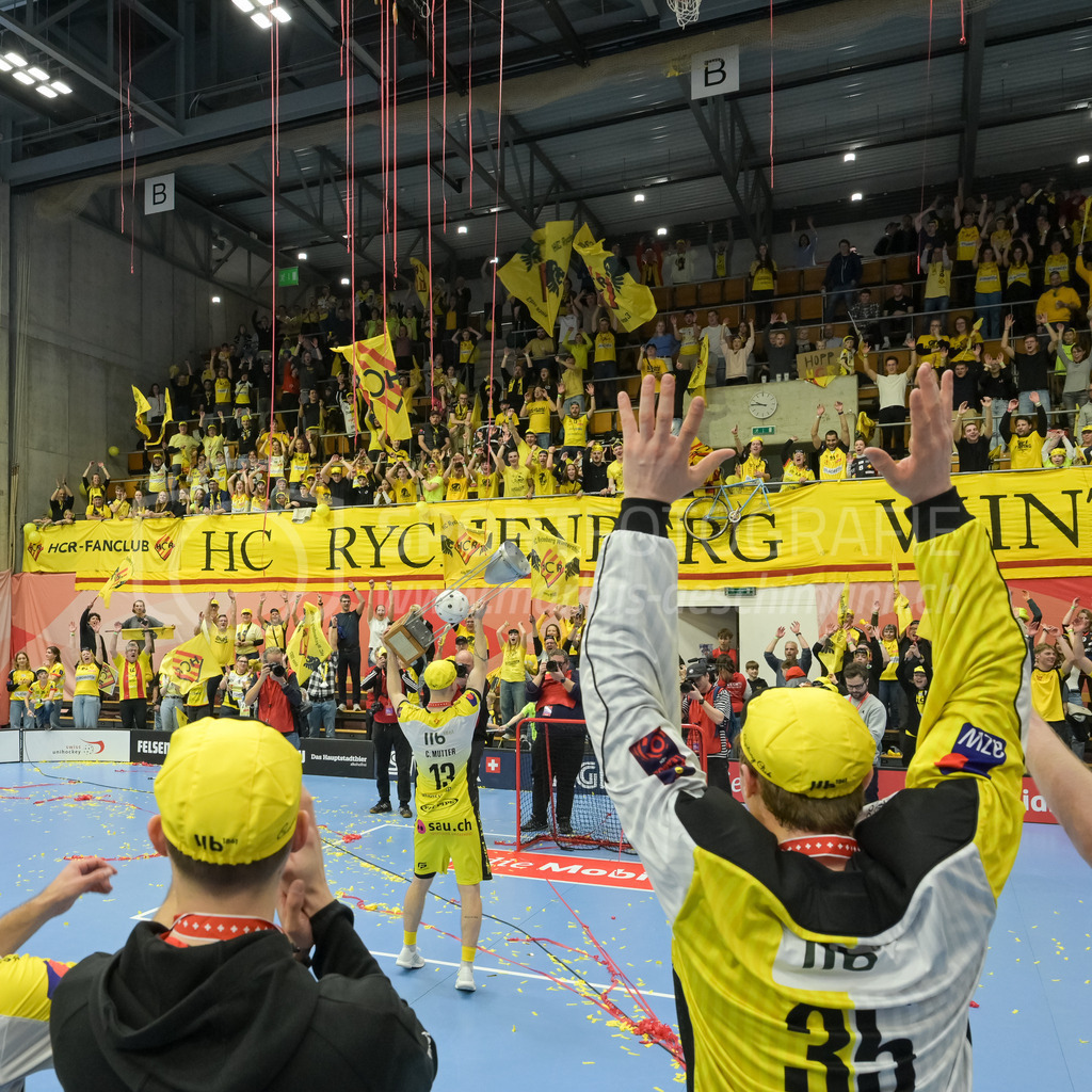 Zug United vs HC Rychenberg - 22. February 2025 | Zug United vs HC RychenbergSporthalle Wankdorf, BernClaudio Mutter (#13 HC Rychenberg Winterthur) präsentiert den Pokal.Bild: Sportfotografie Markus Aeschimann | www.markus-aeschimann.ch - Realisiert mit Pictrs.com