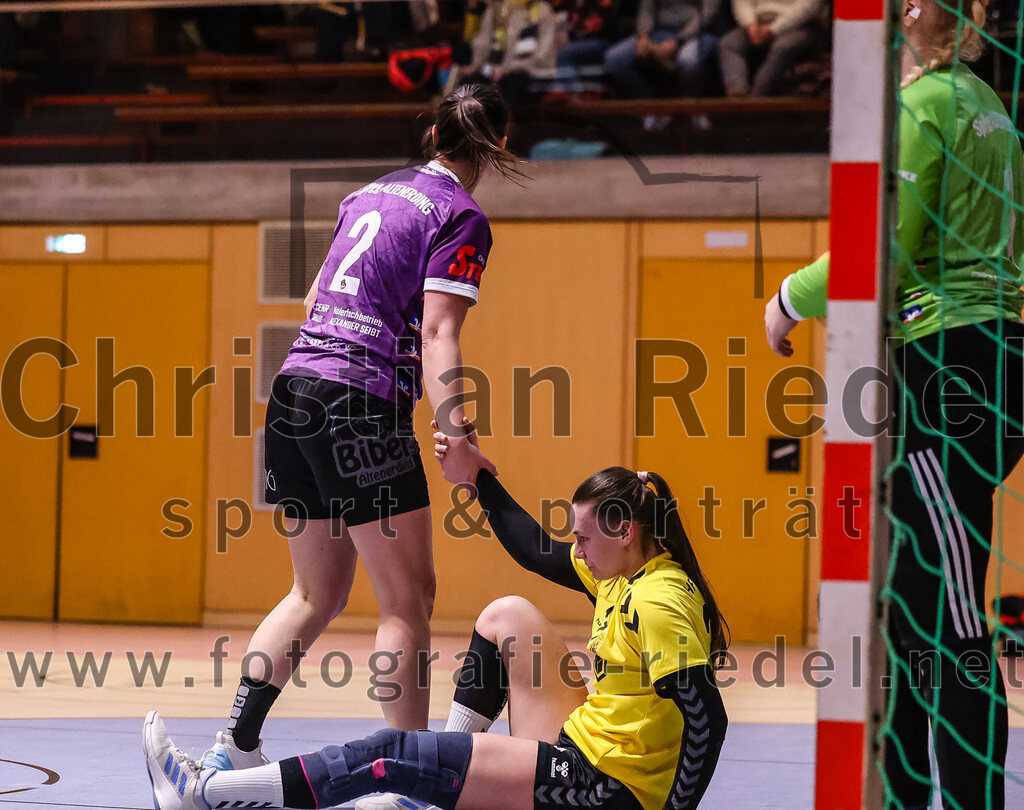 2025-01-11_079_SpVgg_Altenerding_gegen_HF_Scheyern | Erding, Deutschland, 11.01.2025:Handball, Bezirksoberliga Frauen Altbayern 2024 / 2024, 10. Spieltag, SpVgg Altenerding gegen HF Scheyern, Endergebnis: 20:23Janina Konrad (SpVgg Altenerding, #2), Verena Kirste (HF Scheyern, #35), Torfrau Hanna Obermair (SpVgg Altenerding, #1)Foto: Christian Riedel / fotografie-riedel.net