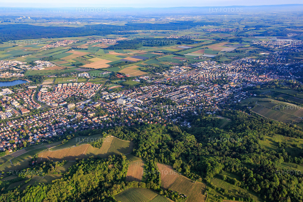 Luftbild: Kirchberg über der Stadt in Bensheim im Bundesland Hessen in Deutschland. Foto: IMG_088687.jpg vom 20.05.2016 durch Werner Riehm/FLY-FOTO.de