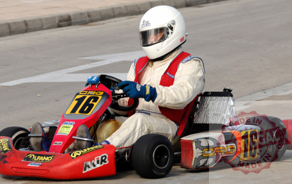 Kart pilot racing on asphalt track | Pilot driving go-kart on a circuit during a race competition - Realisiert mit Pictrs.com