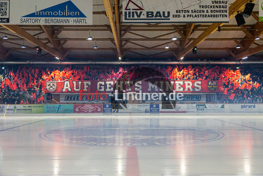 Halbfinale Spiel 3 TSV Peißenberg Miners vs TEV Miesbach | Eishockey Bayernliga Playoffs 2023/2024, Halbfinale Spiel 3 TSV Peißenberg Miners vs TEV Miesbach, 20240315,
Einlauf, Spielervostellung,
2024-03-15 in Peißenberg (Eisstadion)

Copyright: WolfgangxLindner foto-lindner.de