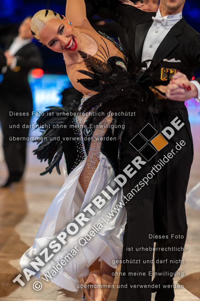 20251206-01886 | Hier finden Sie Tanz Bilder vom Latein und Standard Formationen tanzen. Sportbilder vom Tanzsport. Schöne Fotos und von Weltmeisterschaft, Europameisterschaft, Bundesliga, Regionalliga, Oberliga und Landesliga sowie von GOC Stuttgart, DanceComp, WM Bremen