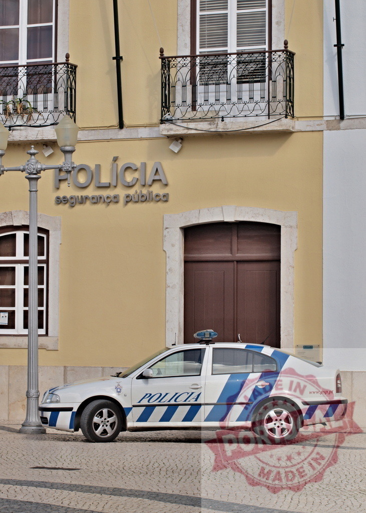 Portuguese police car parked outside station building | Portuguese Polícia Segurança Pública car parked on a cobblestone street in front of a police station - Realisiert mit Pictrs.com